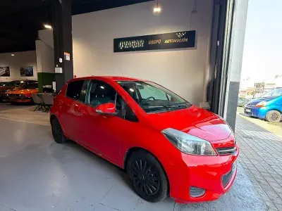 Usado Toyota Yaris Connect Style 101 CV (74 kW) 2011 Rojo Utilitario