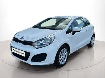 Usado Kia Rio 85 CV (62 kW) 2014 Blanco Berlina