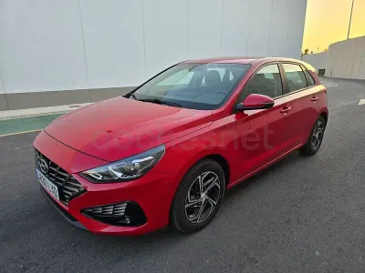 Usado Hyundai i30 116 CV (85 kW) 2022 Rojo Berlina