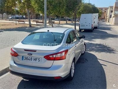 Usado Ford Focus Trend 105 CV (77 kW) 2011 Gris / plata Berlina