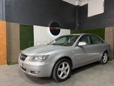 Usado Hyundai Sonata Style 161 CV (118 kW) 2005 Gris / plata Berlina