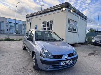 Usado Renault Clio II Campus 65 CV (47 kW) 2004 Gris / plata Berlina