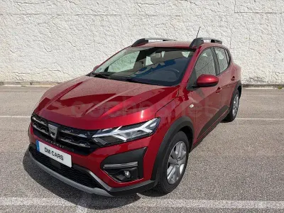 Usado Dacia Sandero Expression 101 CV (74 kW) 2022 Granate Berlina