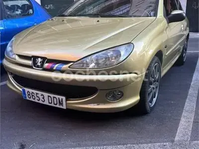 Usado Peugeot 206 110 CV (80 kW) 2004 Amarillo Berlina