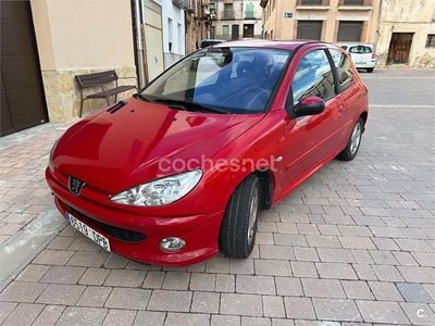 Usado Peugeot 206 70 CV (51 kW) 2005 Rojo Berlina
