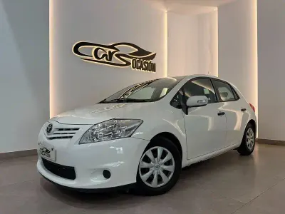 Usado Toyota Auris Active 90 CV (66 kW) 2011 Blanco Utilitario