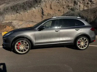 Usado Porsche Cayenne Turbo 500 CV (367 kW) 2011 Gris / plata SUV