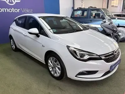 Używany Opel Astra Dynamic 110 KM (80 kW) 2019 Biały Sedan/Limuzyna