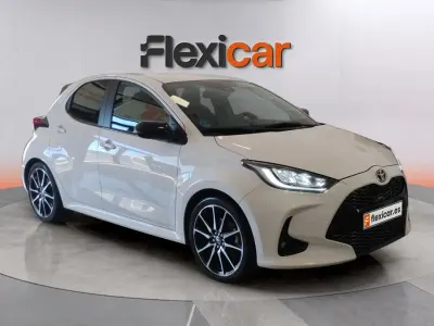Usado Toyota Yaris Hybrid Sport 116 CV (85 kW) 2023 Blanco Berlina