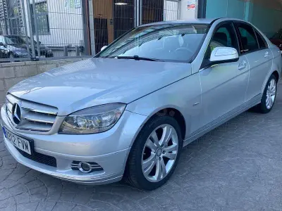 Usado Mercedes C200 Avantgarde 163 CV (119 kW) 2007 Gris / plata Berlina