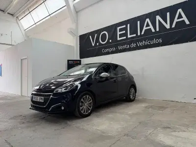 Usado Peugeot 208 Access 82 CV (60 kW) 2016 Azul Utilitario