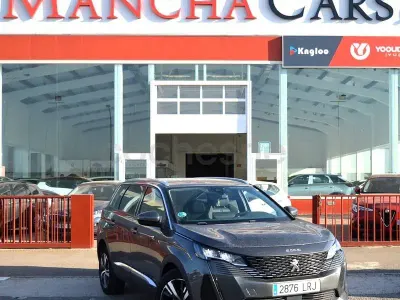 Usado Peugeot 5008 Allure 130 CV (95 kW) 2021 Gris / plata SUV