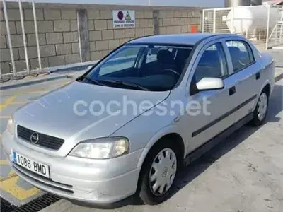 Usado Opel Astra Edition 100 CV (73 kW) 2001 Gris / plata Berlina