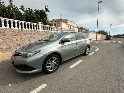 Usado Toyota Auris Hybrid Active 136 CV (100 kW) 2015 Gris / plata Familiar