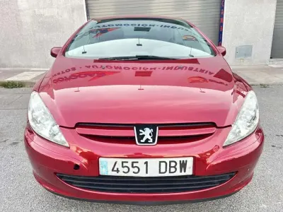 Usado Peugeot 307 CC 137 CV (100 kW) 2004 Rojo Descapotable