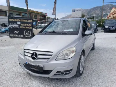 Usado Mercedes B180 109 CV (80 kW) 2011 Gris Utilitario