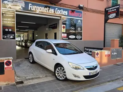 Usado Opel Astra Cosmo 140 CV (102 kW) 2010 Blanco Berlina