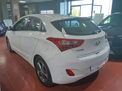 Usado Hyundai i30 GO! 136 CV (100 kW) 2016 Blanco Berlina