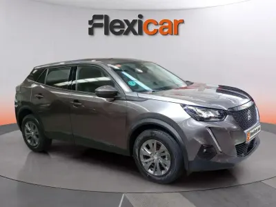 Usado Peugeot 2008 Active 110 CV (80 kW) 2021 Gris SUV
