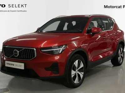 Usado Volvo XC40 Core 129 CV (94 kW) 2023 Rojo fusion m. c725e SUV
