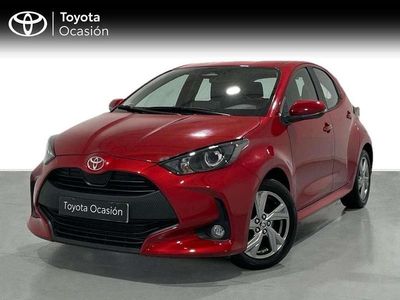 Usado Toyota Yaris Hybrid Active 116 CV (85 kW) 2025 Rojo Utilitario