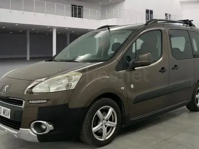 Usado Peugeot Partner Tepee Outdoor 92 CV (67 kW) 2013 Marrón Monovolumen