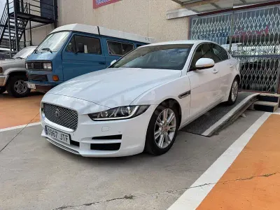 Usado Jaguar XE Prestige 180 CV (132 kW) 2018 Blanco Berlina