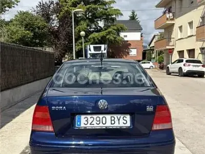 Usado VW Bora Trendline 115 CV (84 kW) 2001 Azul Berlina