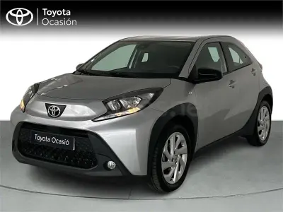 Usado Toyota Aygo X Play 72 CV (52 kW) 2024 Gris / plata SUV
