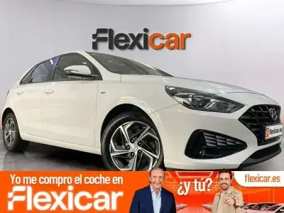 Usado Hyundai i30 120 CV (88 kW) 2021 Blanco Berlina
