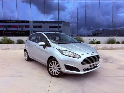 Usado Ford Fiesta Trend 82 CV (60 kW) 2015 Gris / plata Utilitario