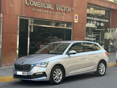 Usado Skoda Scala Ambition 95 CV (69 kW) 2023 Gris / plata Utilitario