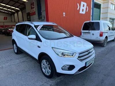 Usado Ford Kuga Trend 150 CV (110 kW) 2018 Gris / plata SUV