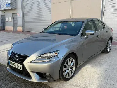 Usado Lexus IS300h Executive Line 223 CV (164 kW) 2017 Gris / plata Berlina