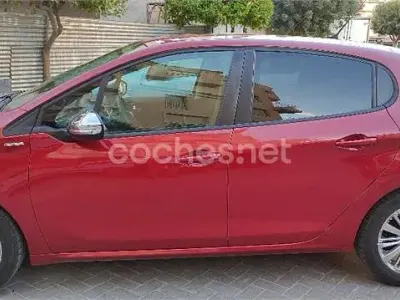 Używany Peugeot 208 Style 82 KM (60 kW) 2017 Czerwony Hatchback
