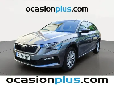 Usado Skoda Scala Ambition 110 CV (80 kW) 2023 Gris Utilitario
