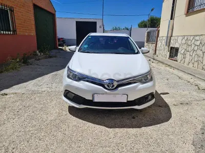 Usado Toyota Auris Active 90 CV (66 kW) 2015 Blanco Berlina