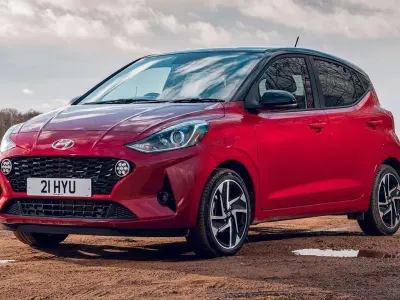 Usado Hyundai i10 67 CV (49 kW) 2023 Gris Utilitario