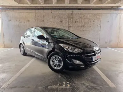 Usado Hyundai i30 100 CV (73 kW) 2015 Negro Utilitario