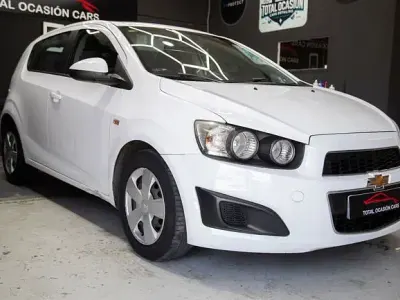 Usado Chevrolet Aveo 85 CV (62 kW) 2013 Blanco Berlina
