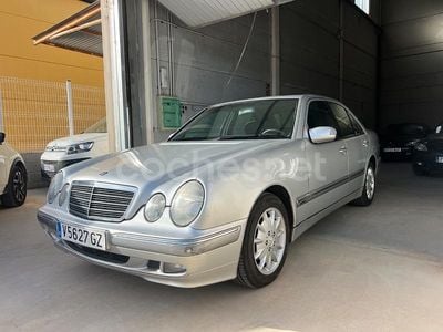 Gris / plata Usado 2000 Mercedes E240 Elegance Berlina | 2990 €