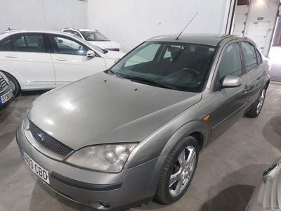 Usado Ford Mondeo Trend 130 CV (95 kW) 2002 Gray Berlina