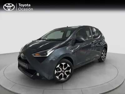 Usado Toyota Aygo X-play 72 CV (52 kW) 2020 Dark gray Utilitario