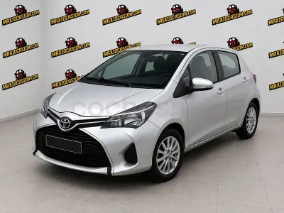 Usado Toyota Yaris Active 99 CV (72 kW) 2015 Gris / plata Utilitario