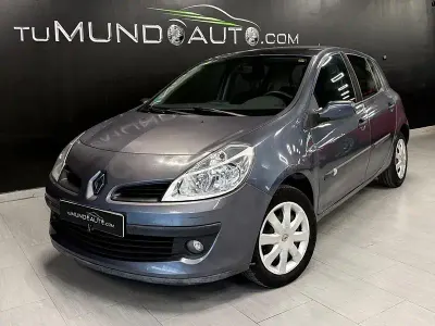 Begagnad Renault Clio II Privilege 100 HK (73 kW) 2007 Grå Sedan
