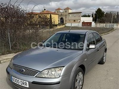 Usado Ford Mondeo Ambiente 115 CV (84 kW) 2005 Gris / plata Berlina