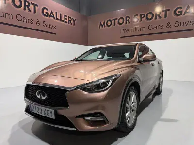 Usado Infiniti Q30 Premium 156 CV (114 kW) 2018 Gris / plata Berlina