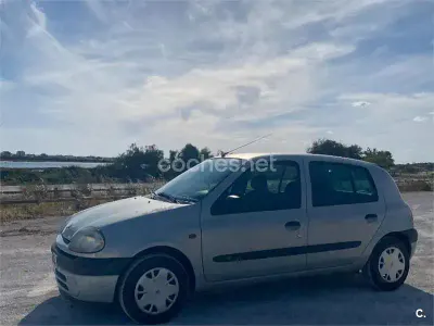 Usado Renault Clio II 60 CV (44 kW) 1998 Beige Berlina