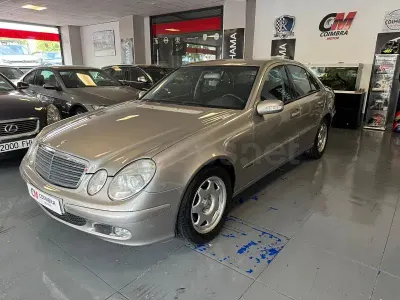 Usado Mercedes E240 Elegance 177 CV (130 kW) 2004 Gris / plata Berlina