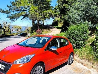 Usado Peugeot 208 Allure 100 CV (73 kW) 2017 Naranja Utilitario
